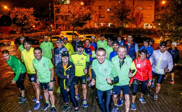 En primer término, Koldo, Aitor, Polanco, Jesús, Patxi, Juancar, Campano, Asier, Javier, Ribera, Lurdes, Igor y otros 'runners' de La Blanca