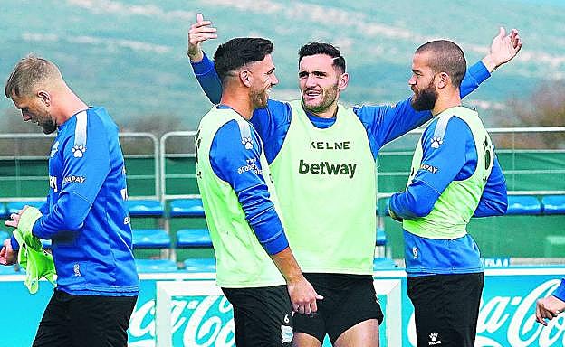 Lucas, junto a Magallán y Laguardia, gesticula durante el entrenamiento de ayer.