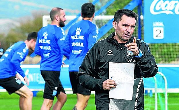 El entrenador Garitano da indicaciones sobre el césped de Ibaia.