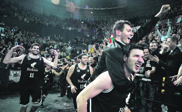 A la final. Blums, sobre las espaldasde Banic, celebra el pase a la final dela ACB tras tumbar al Madrid, con Mumbrú y Mavroeidis, de fondo .