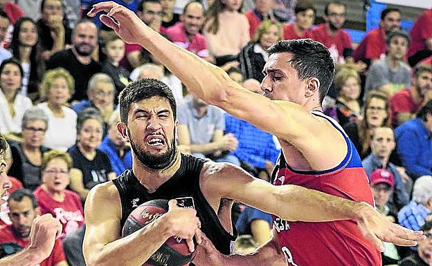 Bouteille, el jugador más destacado del RETAbet, trata de entrar a canasta ante la oposición de Tomàs. 