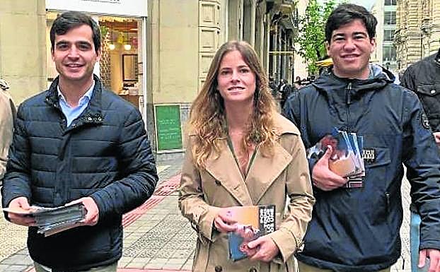 Fanjul reparte propaganda electoral junto a jóvenes simpatizantes. 