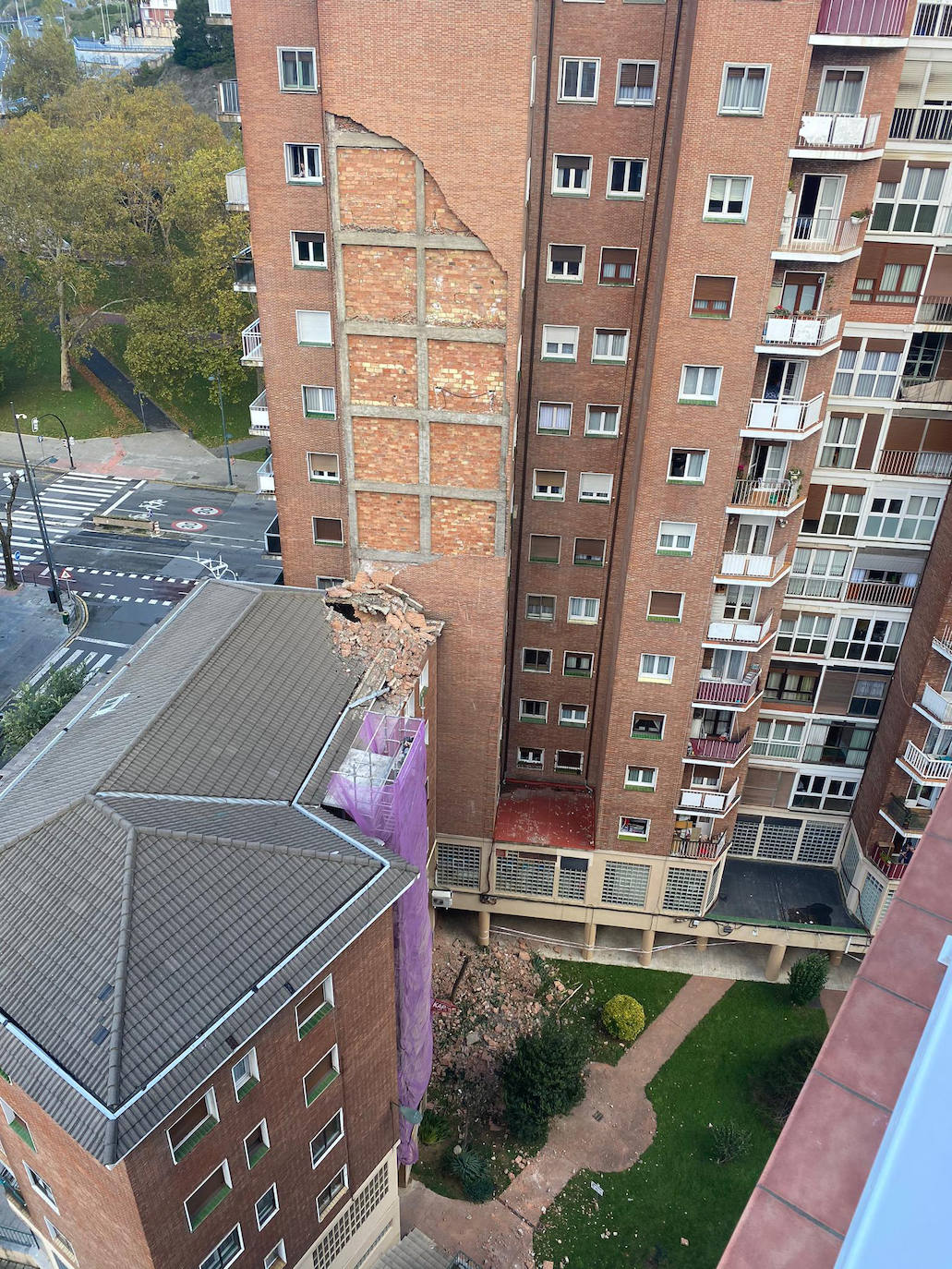 Las rachas de viento provocaron el derrumbe de parte de la fachada de un rascacielos en Deusto.