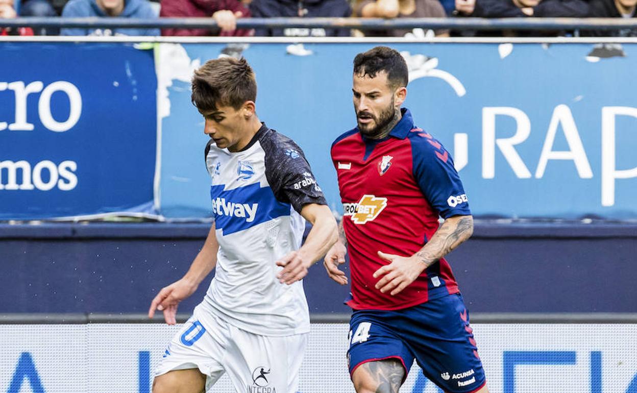 Los jugadores del Alavés sobre el césped de El Sadar.