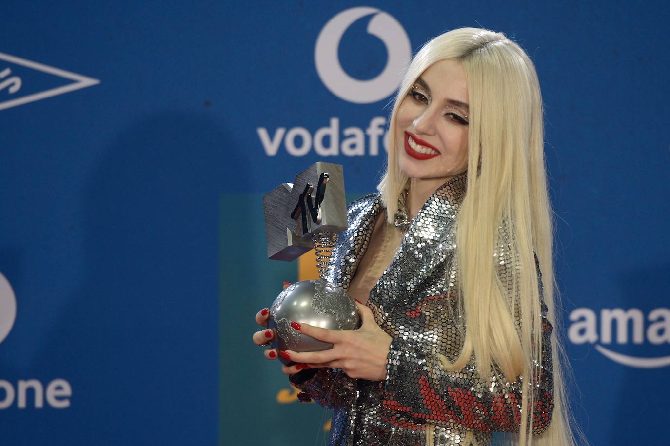 Ava Max, con un premio. 