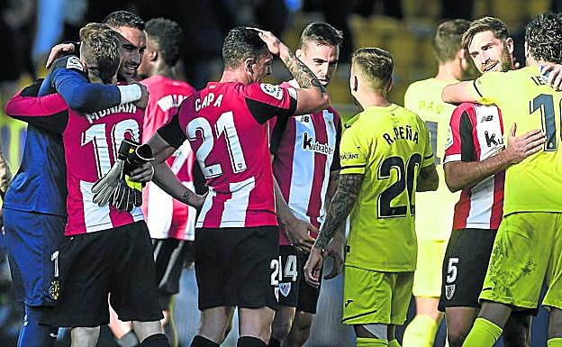 Jugadores del Athletic y el Villarreal se saludan después del empate de ayer en el Estadio de la Cerámica.