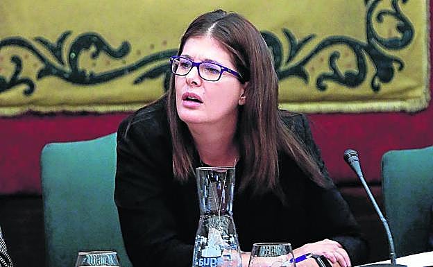 La alcaldesa de Móstoles, durante el pleno para su reprobación el 21 de octubre.