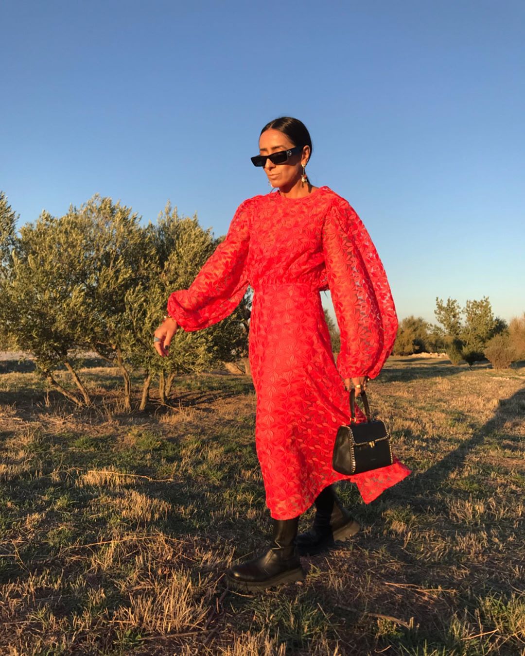 En esta ocasión, Carmen y Laura han coincidido con uno de los 'best-sellers' de la nueva temporada de Zara. Se trata de un vestido bordado de flores con mangas abullonadas en un vibrante color rojo. Tiene un precio de 49,95 euros y está disponible en la web. Ambas, lo combinan con sus inseparables gafas oscuras y Laura contrarresta su romanticismo con el toque 'grunge' que le dan las nuevas botas moteras que arrasan en 'street-style' .