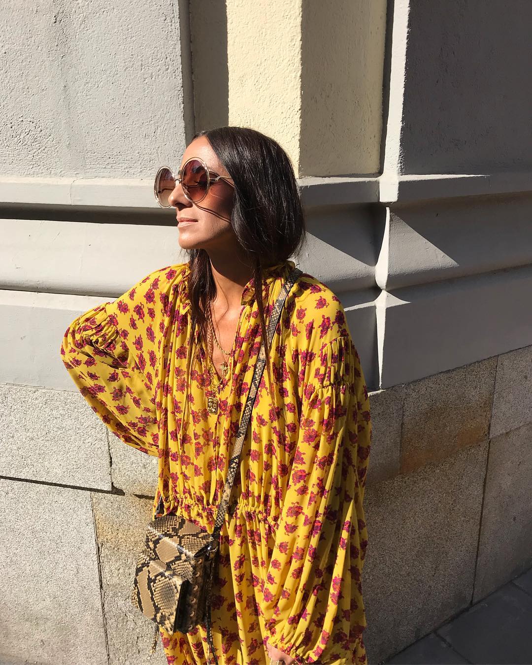 De nuevo Mango y, de nuevo, un vestido largo de espíritu bohemio. En este caso, fluido y con estampado en contraste. Mientras Carmen lo combina con mules, cinturón y bolso de rafia, Laura lo lleva a su vertiente tejana con un sombrero y unos botines cowboy.