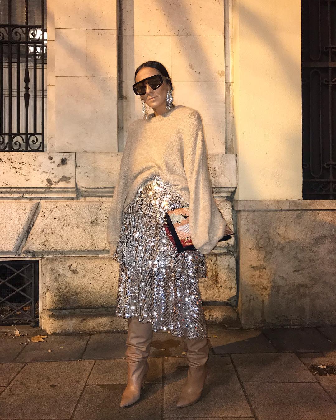 Como comentábamos en uno de los ejemplos anteriores, Carmen y Laura corroboran una vez más que las 'paillettes' metalizadas también son aptas para el día a día. La bilbaína combina con acierto sus pantalones con deportivas y un jersey 'oversize', mientras que la vitoriana hace lo propio con su falda, un jersey de punto en versión XL y unas botas de caña alta.