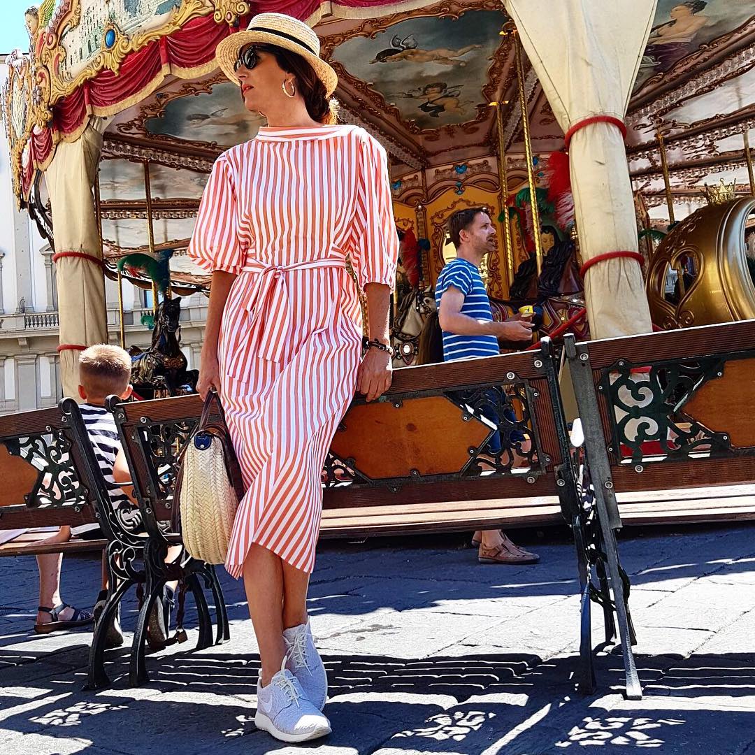 Este vestido de Zara, a priori, encajaría con unas veraniegas sandalias. Sin embargo, ellas siempre van más allá y se atreven a combinarlo con zapatillas y bolsos de lo más dispares.