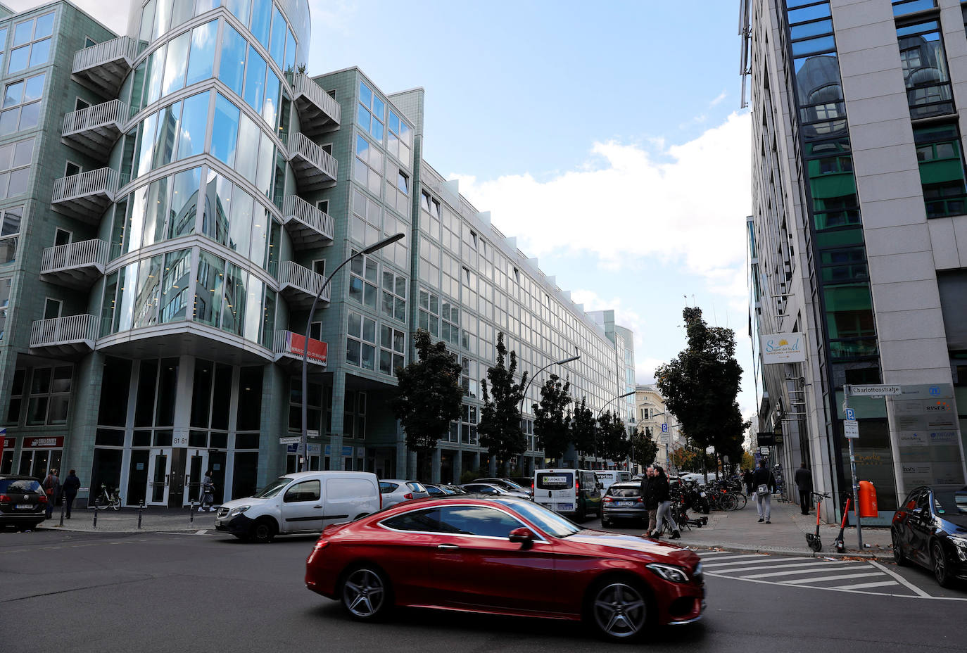 (8) Después: Un automóvil pasa por Zimmerstrasse / Charlottenstrasse en Berlín, este octubre.
