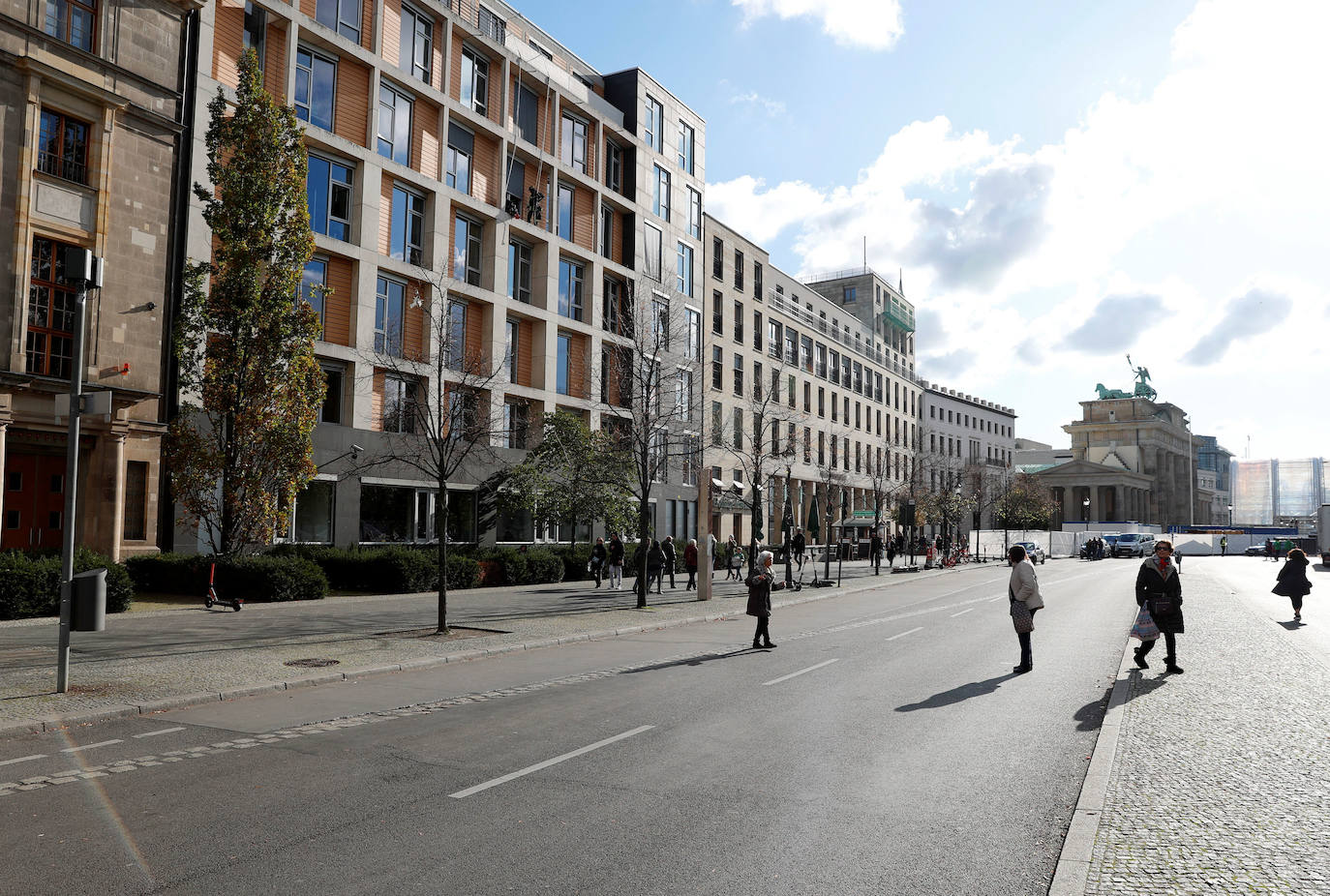 (6) Después: Una vista general muestra la Ebertstrasse y la Puerta de Brandenburgo en Berlín, el 30 de octubre de 2019.