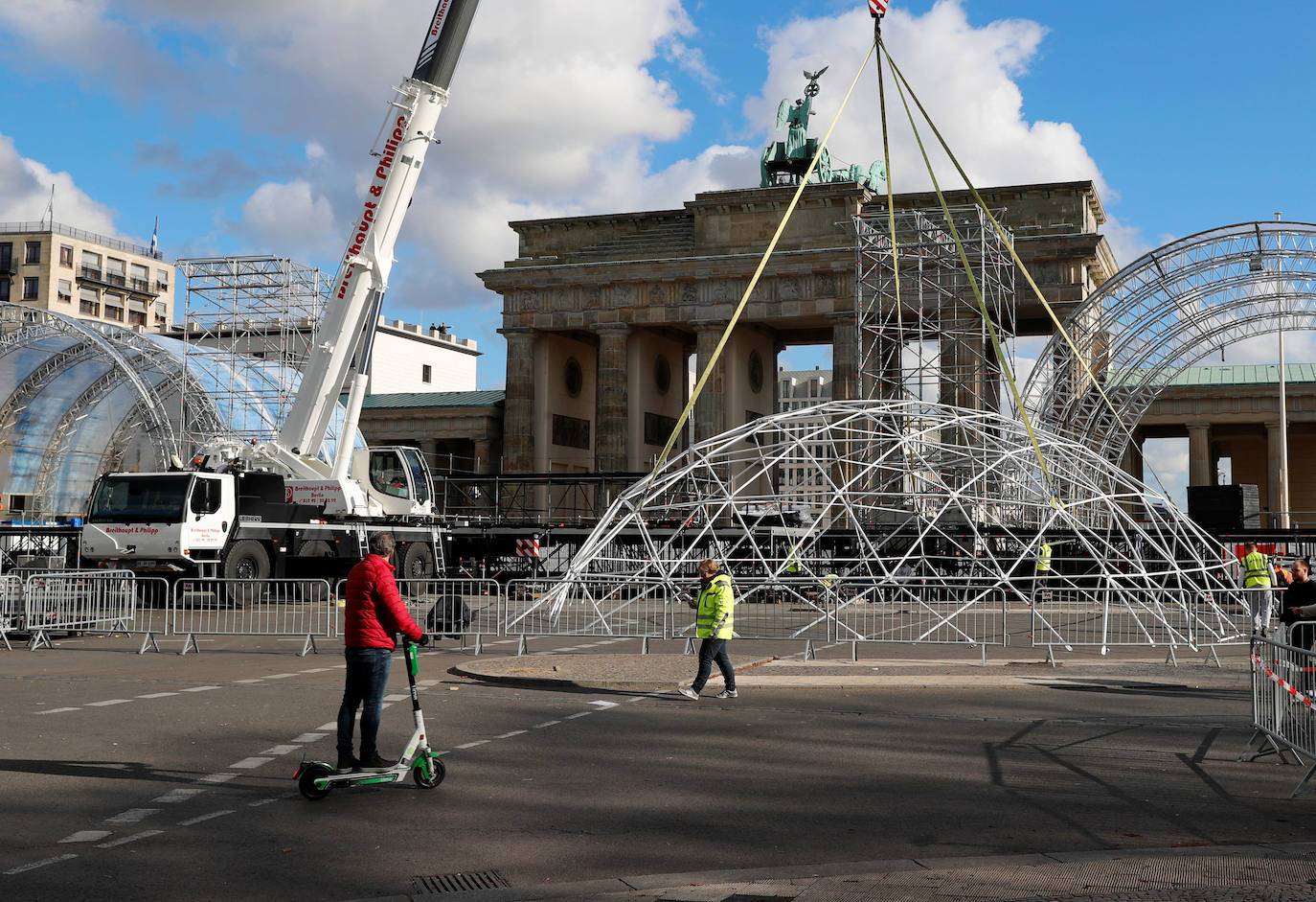 (2) Después: La Puerta de Brandenburgo en Berlín, el 30 de octubre de 2019. 