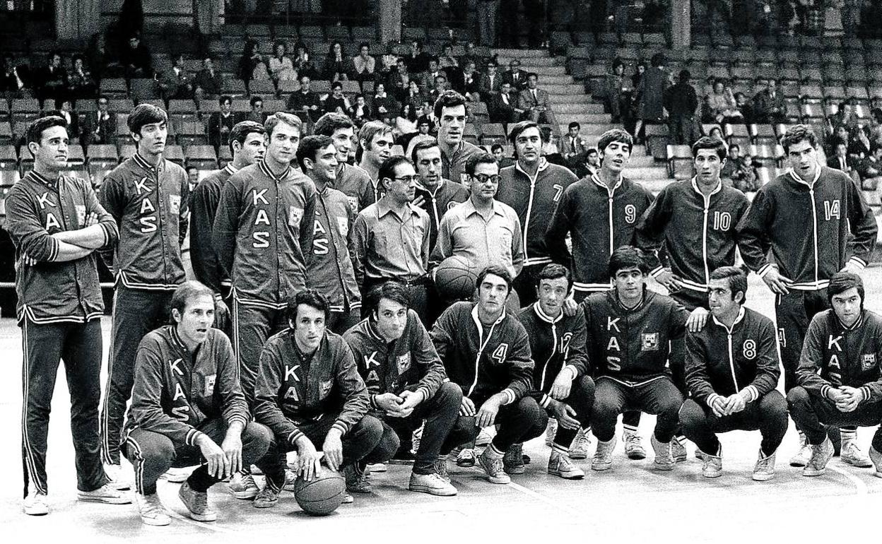 Vasconia y Kas antes de un partido que los azulgranas ganaron en Mendizorroza.