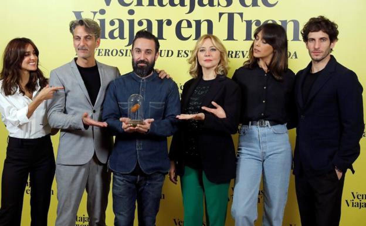 El cineasta, Aritz Moreno, junto a los actores del filme.