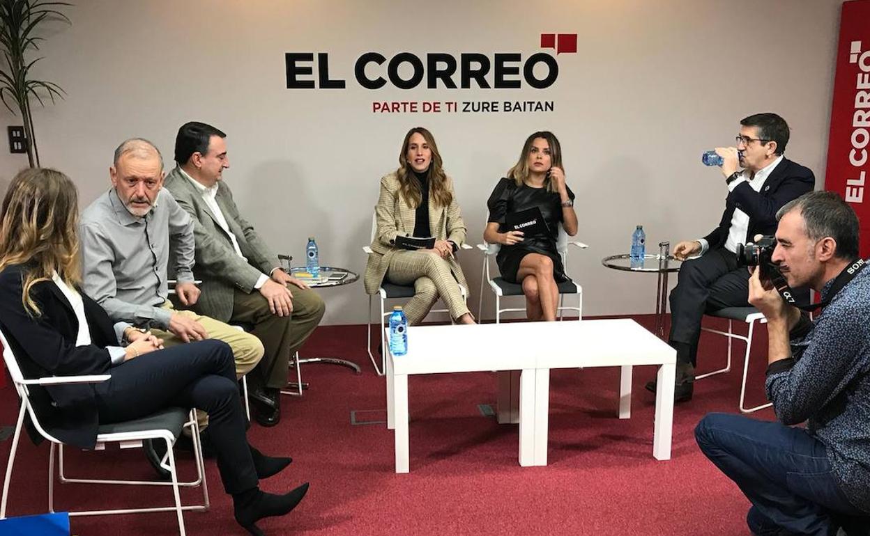 Los candidatos, van tomando asiento a su llegada a EL CORREO.