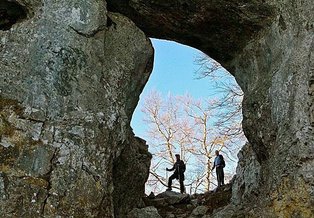 Montañeros en el Ojo de Atxular. 
