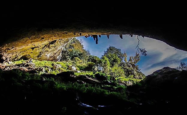 Boca de la cueva de Baltzola.