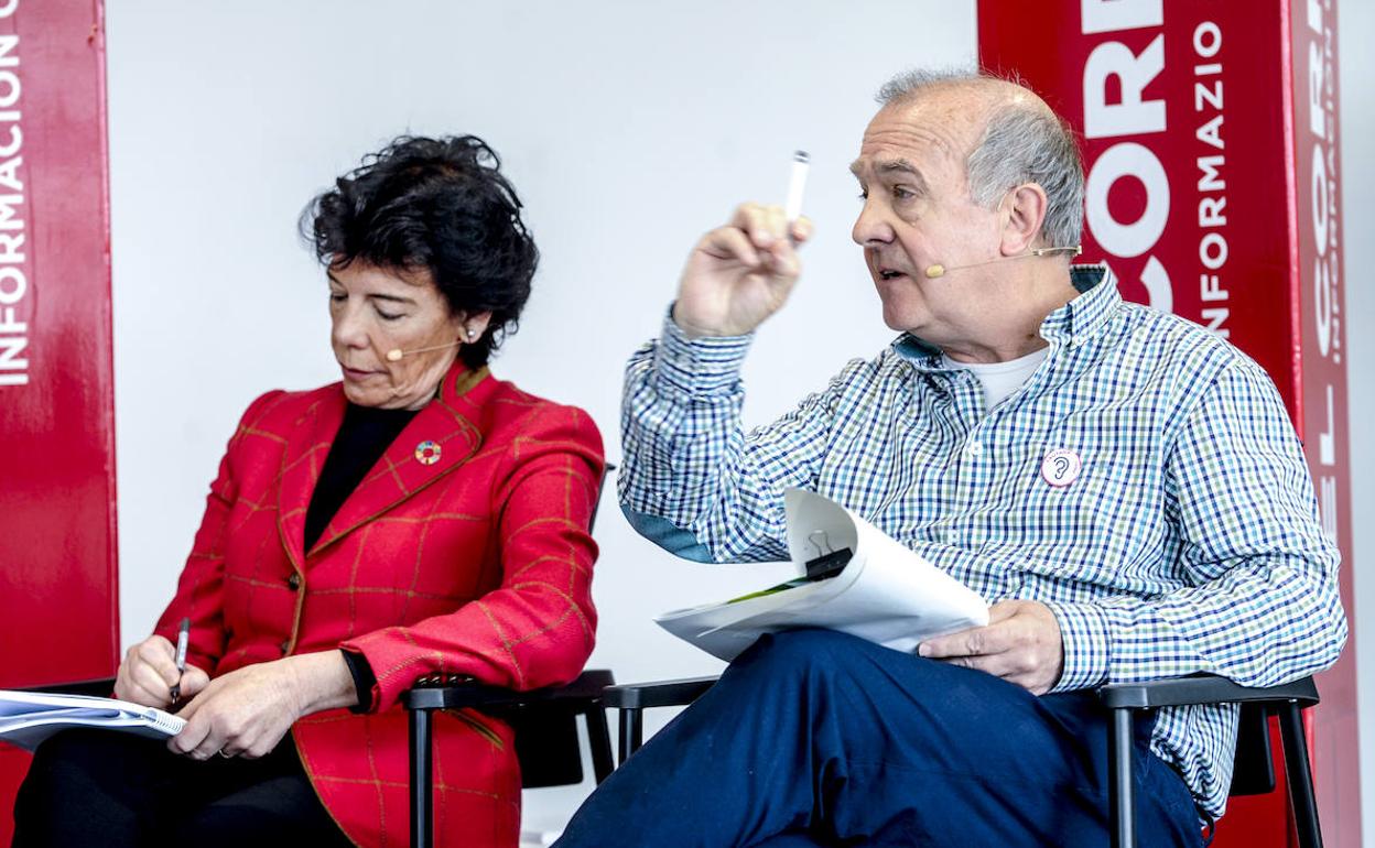 Isabel Celaá (PSE) e Iñaki Ruiz de Pinedo (EB Bildu) durante el debate.