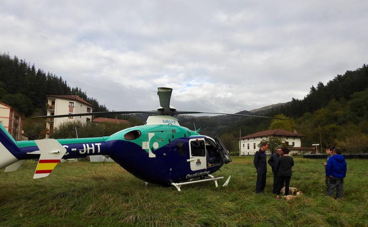 Helicóptero de Osakidetza desplazado a la zona.
