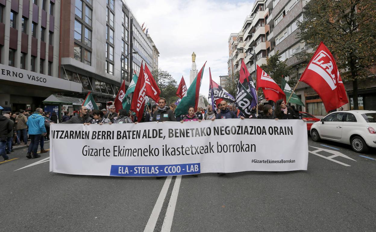 Manifestación de los sindicatos de la enseñanza este jueves en Bilbao. 