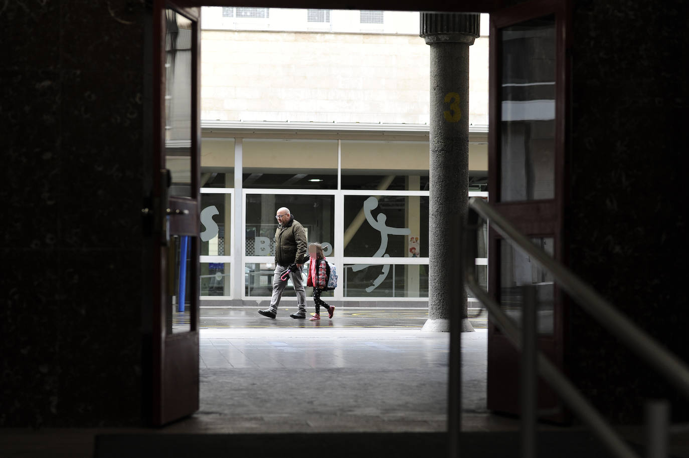 Una alumna se dispone a iniciar la jornada en Escolapios (Bilbao).