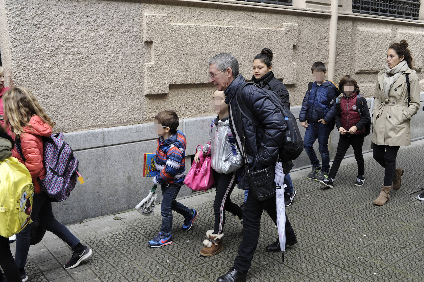 Preparados para una jornada más, los alumnos entran a Escolapios (Bilbao).