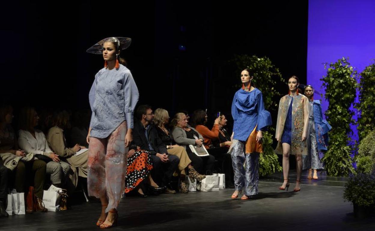 Modelos lucen prendas de Lucía Alcaina sobre la pasarela de GetxoModa 