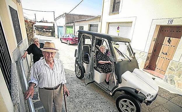 Los mayores de Pescueza tienen la ayuda de un coche eléctrico y de pasamanos instalados en las fachadas para poder desplazarse.