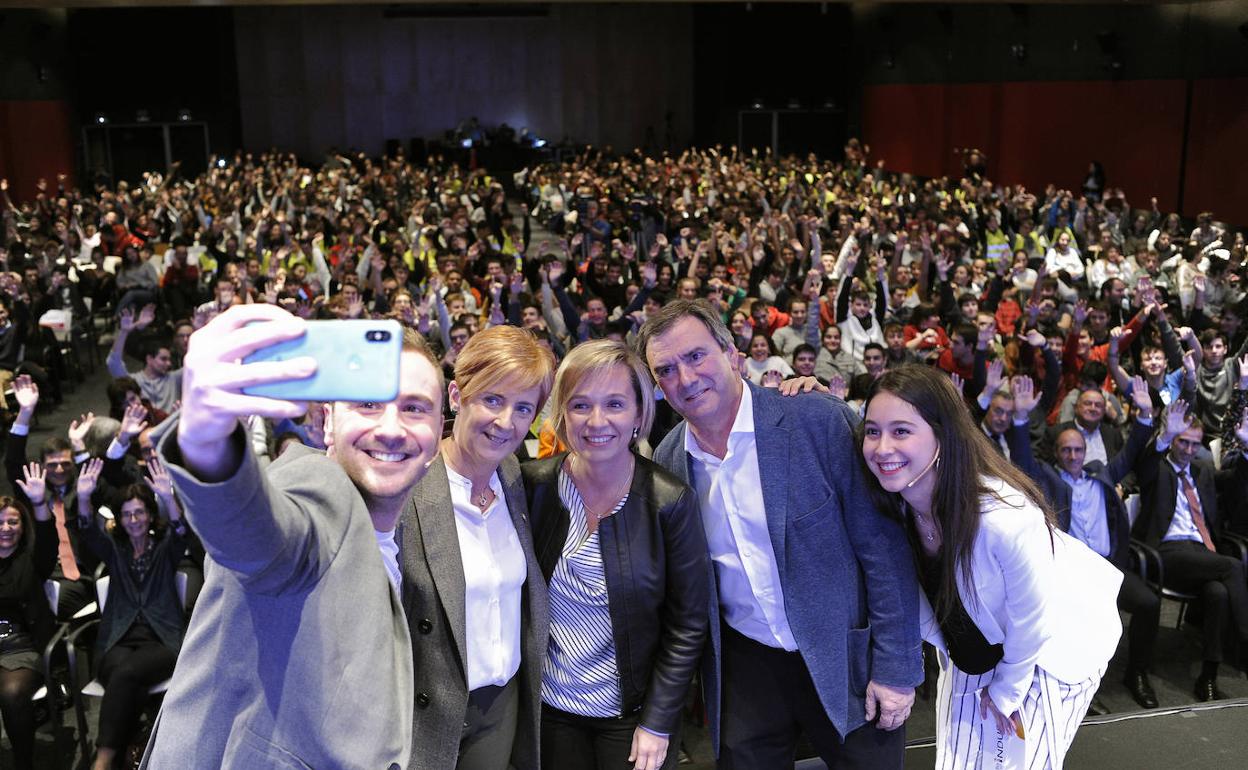 Los presentadores con Arantxa Tapia, Ainara Basurko y José Luis López Gil en el centro. 