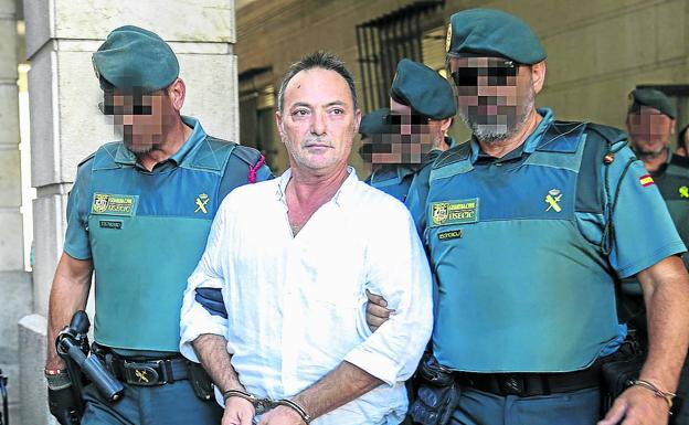 José Antonio Marín, custodiado por la Guardia Civil en un juzgado de Sevilla. 