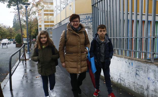 Yolanda acompaña a Ane y Markel al colegio. 