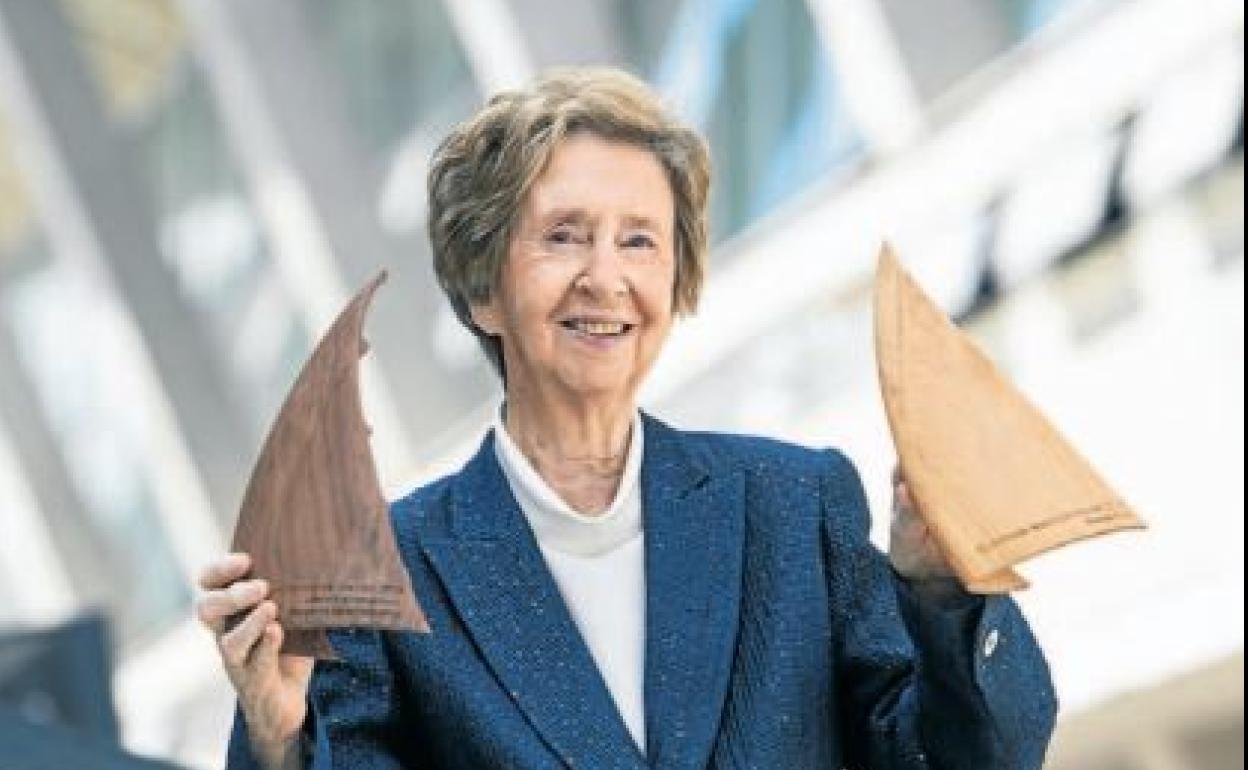 Con sus premios. «Estoy apabullada, no esperaba recibir los dos».
