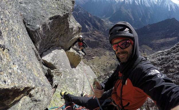 Imagen principal - Éxito de los hermanos Pou en el Himalaya con tres nuevas vías abiertas