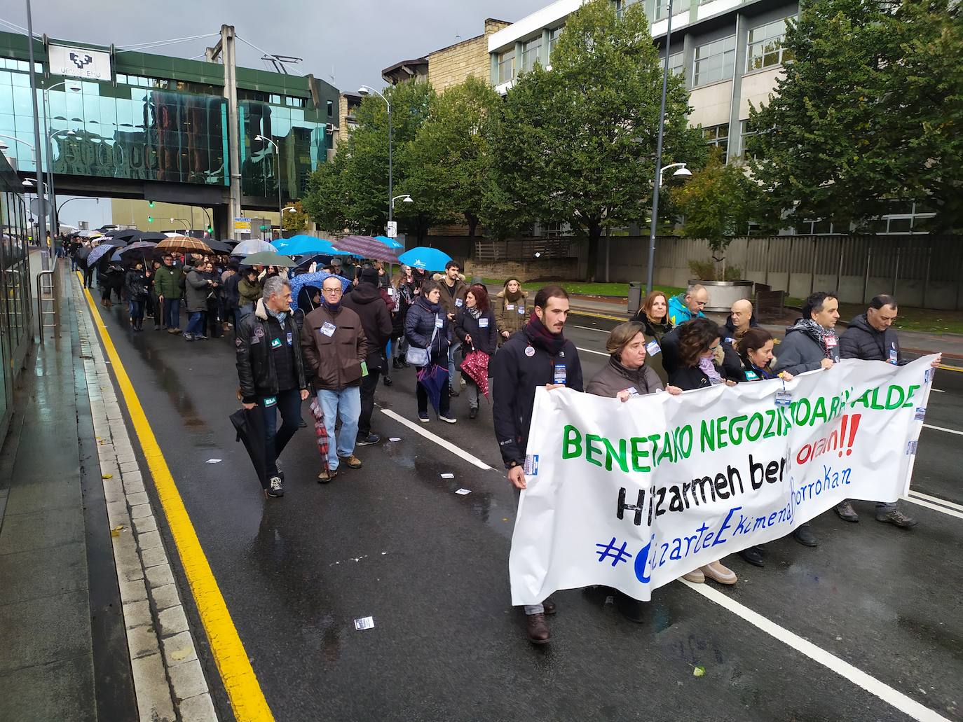 Fotos: Manifestación de los profesores de la concertada desde San Mamés