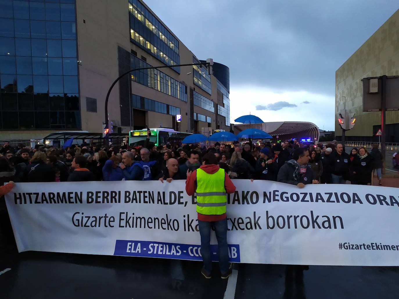 Fotos: Manifestación de los profesores de la concertada desde San Mamés