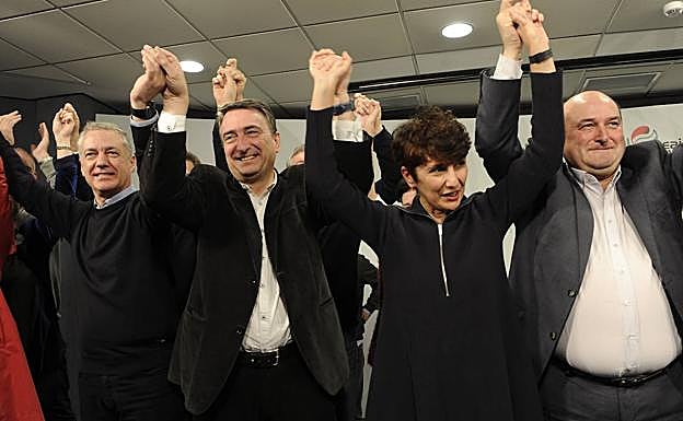 Aitor Esteban celebra el resultado en Sabin Etxea, agarrado de la mano del lehendakari.
