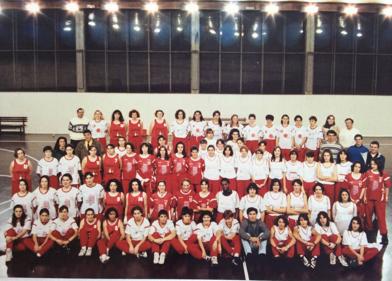 Imagen secundaria 1 - Pretemporada del Baskonia en los años setenta. Araba al completo. Partido del UPV Álava. 