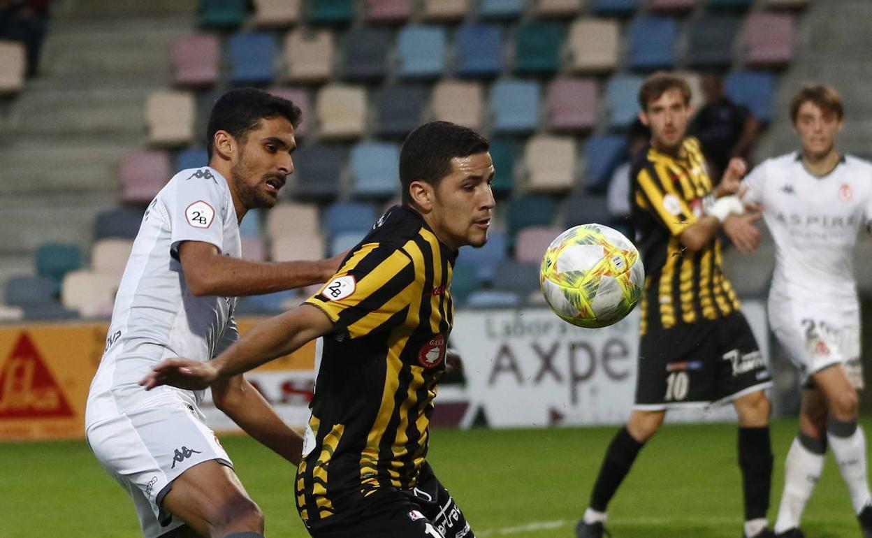 El Barakaldo y la Cultural leonesa disputan un balón