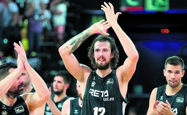 Jugadores del Bilbao Basket aplauden a Miribilla después de ganar al Fuenlabrada.