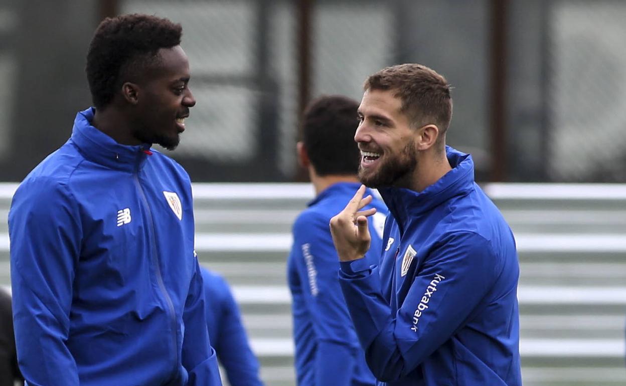 Iñigo bromea con Williams en un entrenamiento en Lezama. 