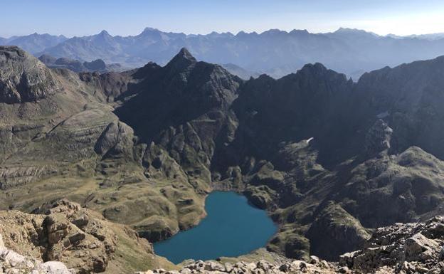 Vista del ibón de Ip desde la altura de Collarada.