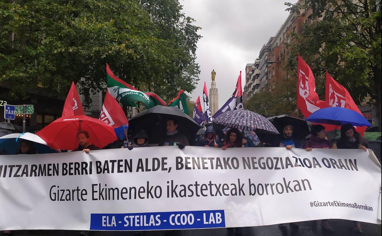 Manifestación de los profesores esta mañana en San Mamés.