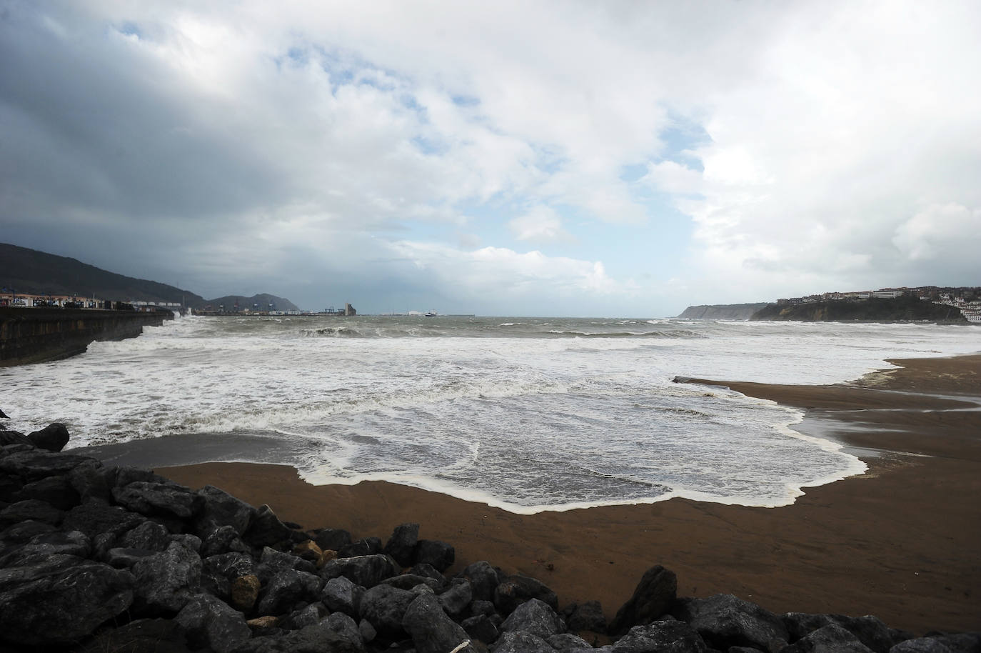 Fotos: Fuerte oleaje en la costa vizcaína | El Correo