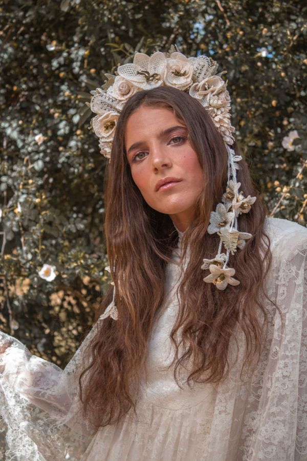 ¿Y qué decir de Verbena Madrid? Esta firma de accesorios se ha ganado el corazón de todas las españolas, gracias sus coloridas y originales diademas, pendientes y bolsos de confección 'made in Spain'. Sus fundadoras, Cristina Criado y Carmen García, comenzaron a desarrollar este proyecto en 2016 con la motivación de potenciar esa artesanía española que estaba a punto de desaparecer. Hoy, son un éxito sin precedentes en nuestro país. Ana Vijandi, asegura que le fascinan sus diademas y que, cualquiera de sus pendientes «son capaces de dar ese toque único para hacer especial cualquier look».