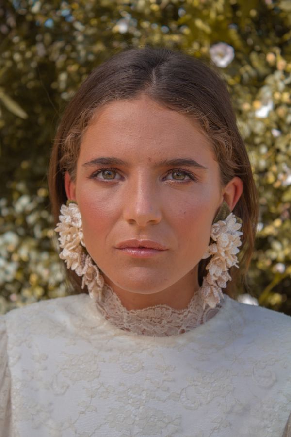 ¿Y qué decir de Verbena Madrid? Esta firma de accesorios se ha ganado el corazón de todas las españolas, gracias sus coloridas y originales diademas, pendientes y bolsos de confección 'made in Spain'. Sus fundadoras, Cristina Criado y Carmen García, comenzaron a desarrollar este proyecto en 2016 con la motivación de potenciar esa artesanía española que estaba a punto de desaparecer. Hoy, son un éxito sin precedentes en nuestro país. Ana Vijandi, asegura que le fascinan sus diademas y que, cualquiera de sus pendientes «son capaces de dar ese toque único para hacer especial cualquier look».