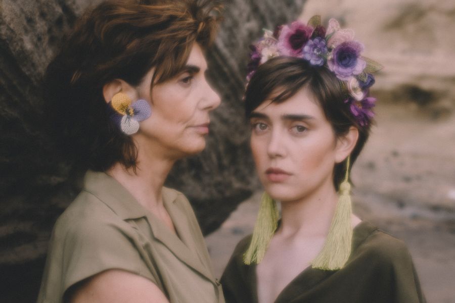 ¿Y qué decir de Verbena Madrid? Esta firma de accesorios se ha ganado el corazón de todas las españolas, gracias sus coloridas y originales diademas, pendientes y bolsos de confección 'made in Spain'. Sus fundadoras, Cristina Criado y Carmen García, comenzaron a desarrollar este proyecto en 2016 con la motivación de potenciar esa artesanía española que estaba a punto de desaparecer. Hoy, son un éxito sin precedentes en nuestro país. Ana Vijandi, asegura que le fascinan sus diademas y que, cualquiera de sus pendientes «son capaces de dar ese toque único para hacer especial cualquier look».