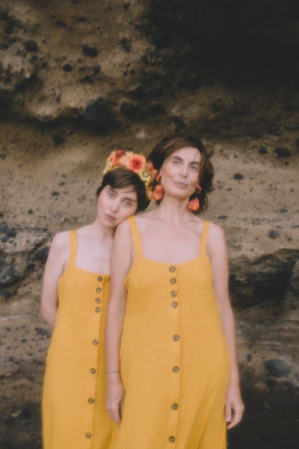 ¿Y qué decir de Verbena Madrid? Esta firma de accesorios se ha ganado el corazón de todas las españolas, gracias sus coloridas y originales diademas, pendientes y bolsos de confección 'made in Spain'. Sus fundadoras, Cristina Criado y Carmen García, comenzaron a desarrollar este proyecto en 2016 con la motivación de potenciar esa artesanía española que estaba a punto de desaparecer. Hoy, son un éxito sin precedentes en nuestro país. Ana Vijandi, asegura que le fascinan sus diademas y que, cualquiera de sus pendientes «son capaces de dar ese toque único para hacer especial cualquier look».