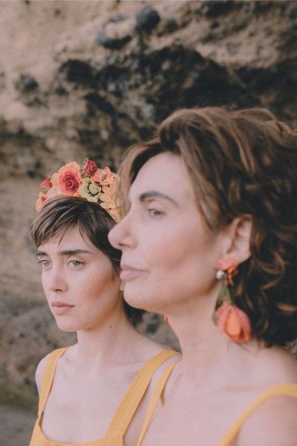 ¿Y qué decir de Verbena Madrid? Esta firma de accesorios se ha ganado el corazón de todas las españolas, gracias sus coloridas y originales diademas, pendientes y bolsos de confección 'made in Spain'. Sus fundadoras, Cristina Criado y Carmen García, comenzaron a desarrollar este proyecto en 2016 con la motivación de potenciar esa artesanía española que estaba a punto de desaparecer. Hoy, son un éxito sin precedentes en nuestro país. Ana Vijandi, asegura que le fascinan sus diademas y que, cualquiera de sus pendientes «son capaces de dar ese toque único para hacer especial cualquier look».